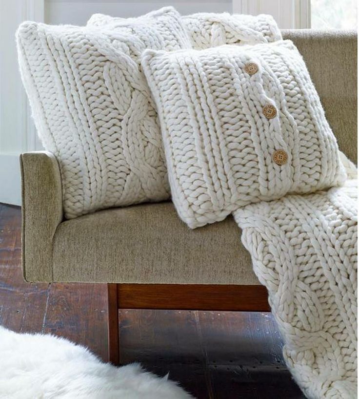 Od pewnego czasu bardzo modne stały się sweterkowe poduszki, idealnie wpasowujące się w jesienny i zimowy klimat