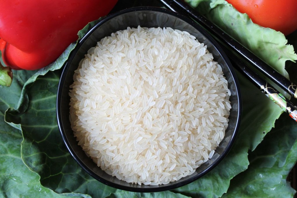 Walcząc ze schorzeniami z grupy IBD, warto spożywać lekkie pokarmy, takie jak ryż