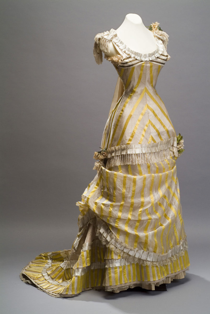 Suknia z drugiej połowy XIX wieku