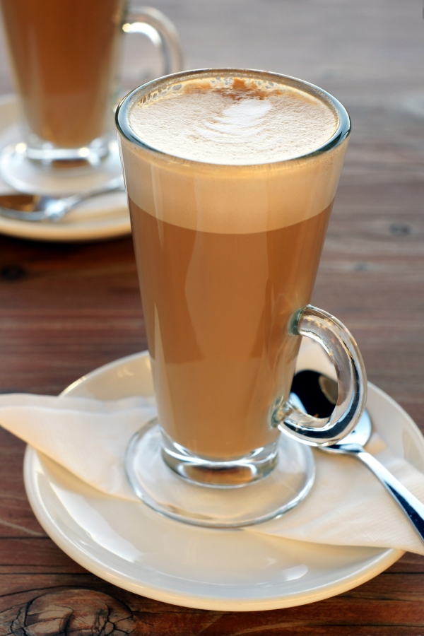 Kawa latte w specjalnej szklance do tego rodzaju kawy