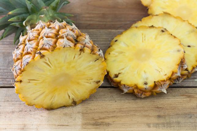 Słodką przekąskę możemy wykonać przy użyciu ananasów