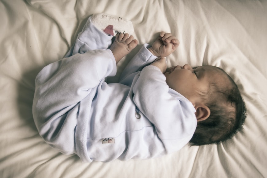 zaburzenia snu u dzieci - śpiące niemowlę